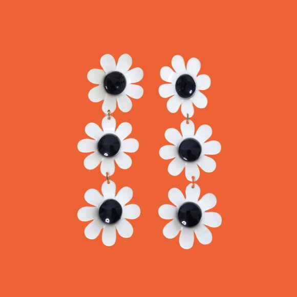 60s-70s Retro Flower Power Clip-on Earrings, White Daisy Chain - Picture 1 of 3